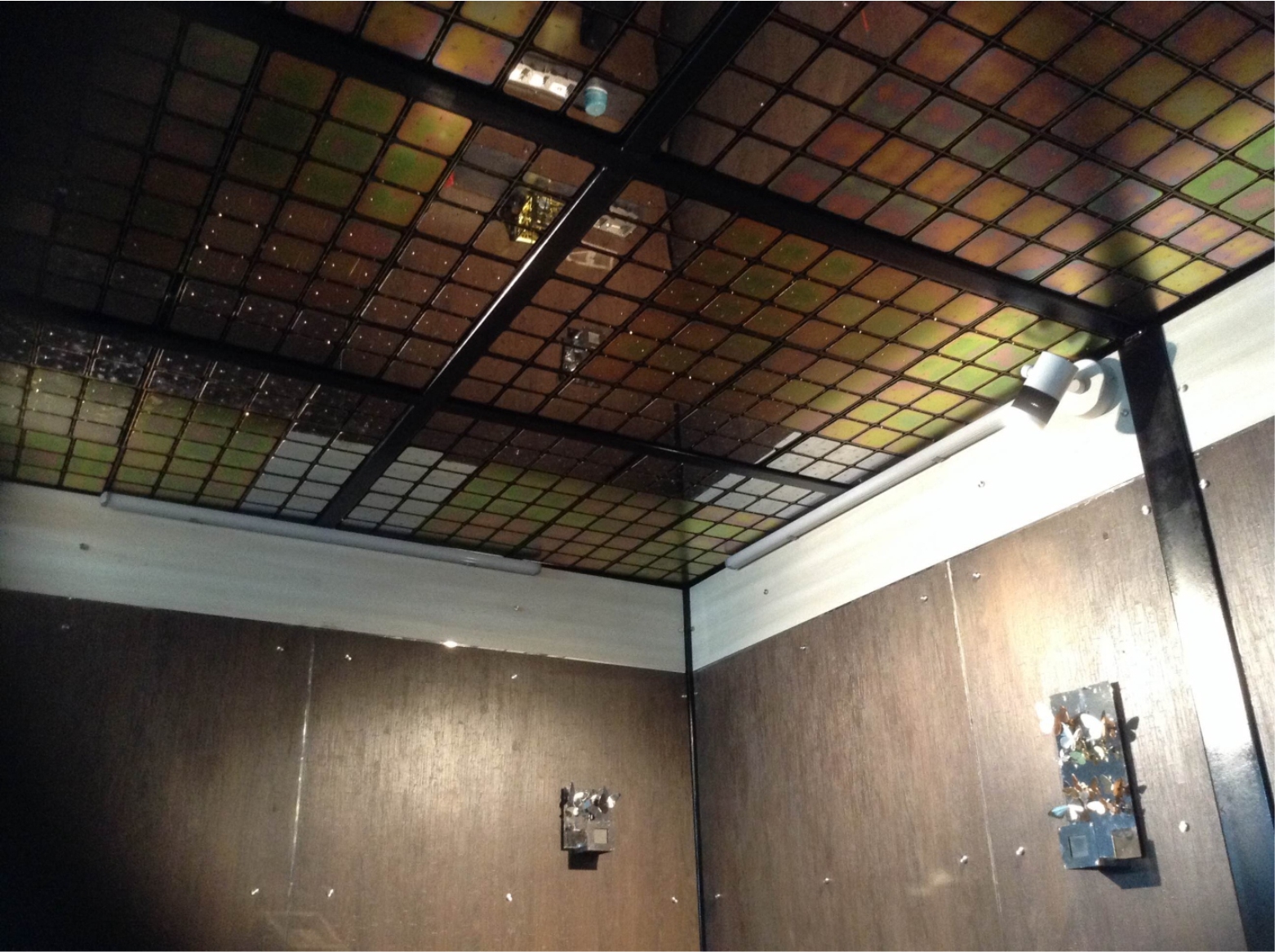 This design can be customized to any area and can be mounted taking support from the ceiling or supporting frame / various finishes possible title=CHECKER TILE DESIGN